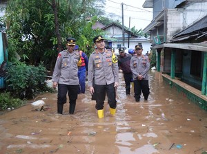 Tinjau Banjir Secara Langsung, Kapolres Malang Salurkan Bantuan ke Korban