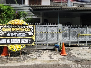 Karangan Bunga Muncul di Rumah Anak Bunuh Ayah dan Nenek di Cilandak