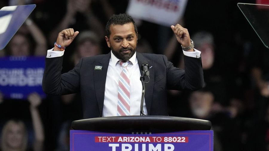 Kash Patel berbicara di hadapan calon presiden dari Partai Republik, mantan Presiden Donald Trump pada rapat umum kampanye di Findlay Toyota Arena, Minggu, 13 Oktober 2024, di Prescott Valley, Arizona. (AP Photo/Ross D. Franklin)