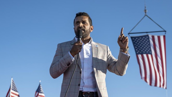 Kash Patel, mantan kepala staf Penjabat Menteri Pertahanan Christopher Miller, berbicara di sebuah rapat umum di Minden, Nv., 8 Oktober 2022. (AP Photo/José Luis Villegas/File Foto)