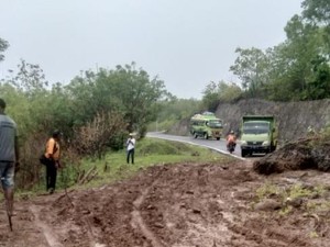 Longsor di Lembata Hambat Akses Lewoleba-Kedang
