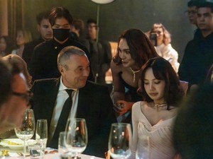 Nih Momen Luna Maya Satu Frame dengan Lisa BLACKPINK