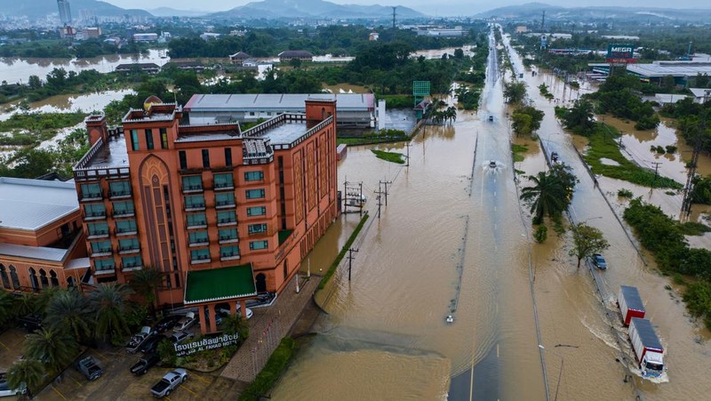 Pemandangan drone menunjukkan daerah yang terendam banjir di distrik Hat Yai, provinsi Songkhla, Thailand, 30 November 2024. (REUTERS/Roylee Suriyaworakul)