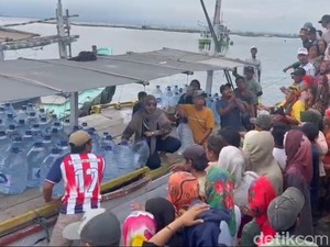 24 Ribu Liter Air Bersih Didistribusikan ke Pulau Gili Ketapang Probolinggo