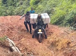 Polisi di Maluku Terjang Sungai-Jalan Rusak Parah demi Kawal Kotak Suara