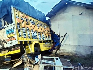 Cerita Repan Terkesiap Bayangan Misterius Sebelum Truk Hantam Warung
