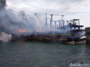 2 Kapal Nelayan Terbakar di Dermaga PT Pasifik Masami Indonesia Banyuwangi