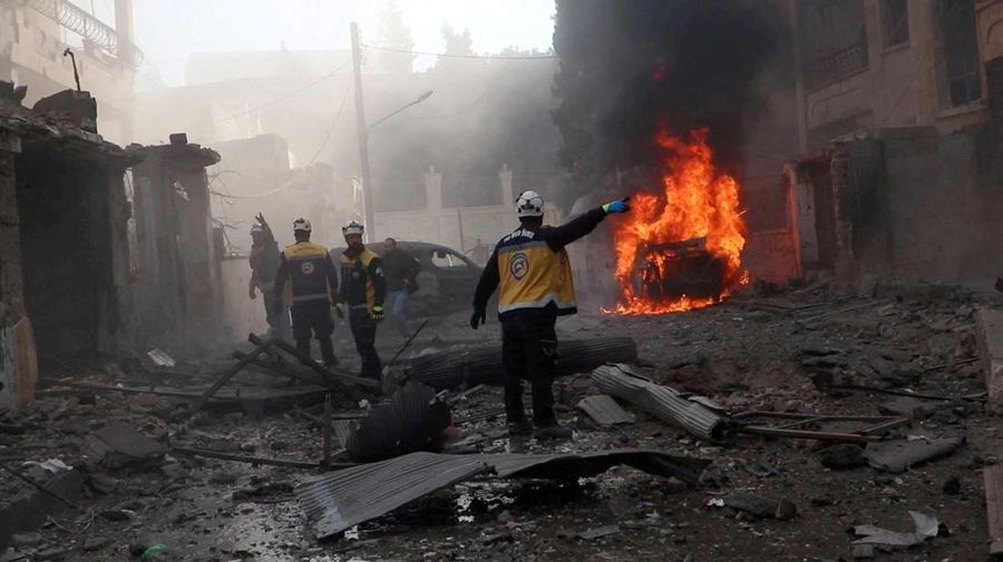 Anggota White Helmets bekerja di lokasi yang menurut organisasi tersebut merupakan serangan, di Idlib, Suriah, dirilis pada tanggal 1 Desember 2024, dalam gambar diam yang diambil dari video selebaran. (The White Helmets/Handout via REUTERS)