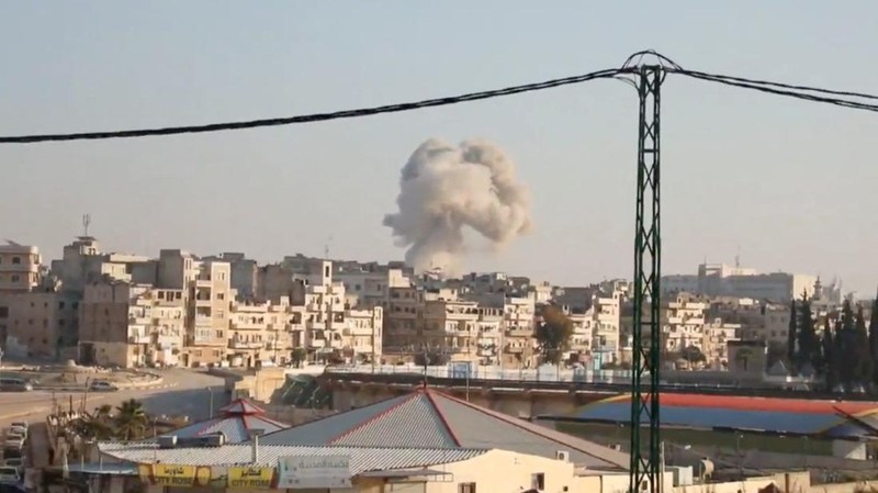 Pemberontak yang dipimpin kelompok militan Islam Hayat Tahrir al-Sham berkendara di sepanjang jalan di al-Rashideen, provinsi Aleppo, Suriah, 29 November 2024. (REUTERS/Mahmoud Hasano)