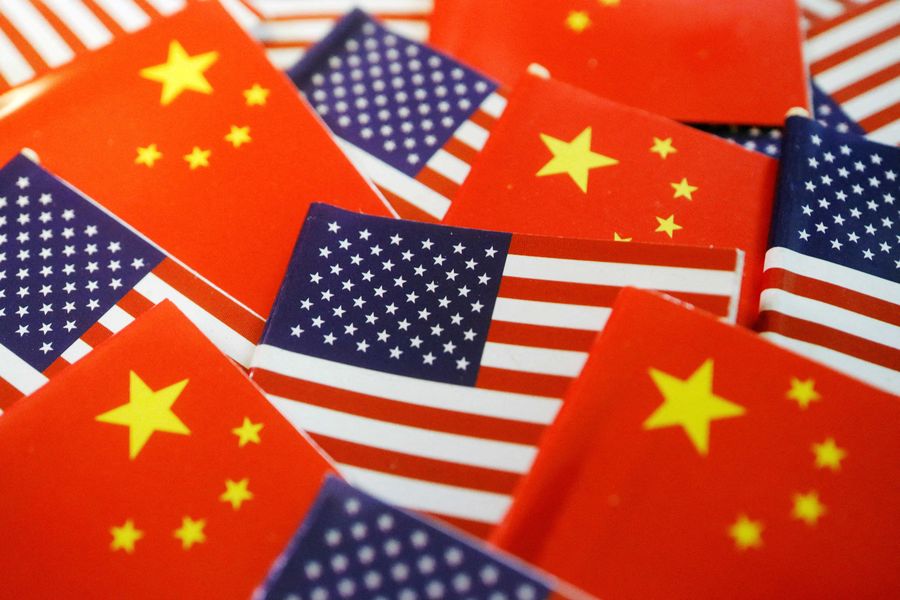 Bendera Amerikas Serikat (AS) dan China. (REUTERS/Florence Lo/Illustration/File)