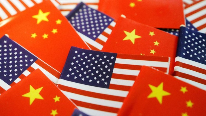 Bendera Amerikas Serikat (AS) dan China. (REUTERS/Florence Lo/Illustration/File)