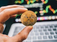 XRP Kalahkan Kapitalisasi Pasar Solana, 2 Orang Ini Cuan Banyak