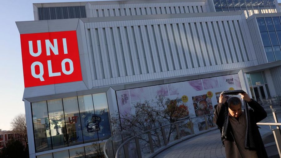 Ilustrasi Uniqlo. (REUTERS/Florence Lo)