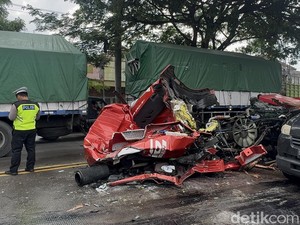 Apes Truk Rungkad Tergilas Rol Besi 52 Ton Muatannya Sendiri di Rembang