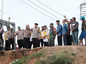 Irjen Iqbal Turun Langsung Melihat Jalan Longsor Riau-Sumbar bareng Kepala BPJN