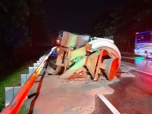 Truk Molen Terguling di Tol Jagorawi Arah Bogor gegara Pecah Selang Angin