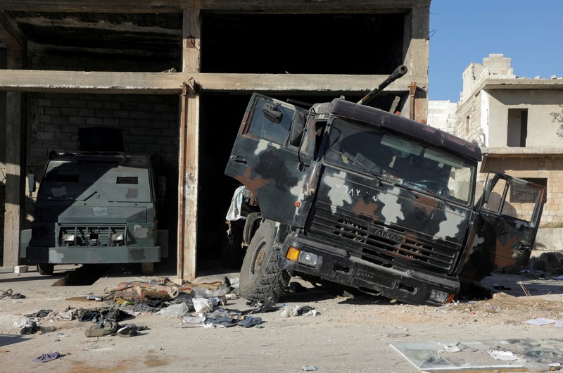Pemberontak yang dipimpin kelompok militan Islam Hayat Tahrir al-Sham berkendara di sepanjang jalan di al-Rashideen, provinsi Aleppo, Suriah, 29 November 2024. Pemberontak yang dipimpin kelompok militan Islam Hayat Tahrir al-Sham berkendara di sepanjang jalan di al-Rashideen, provinsi Aleppo, Suriah, 29 November 2024. (REUTERS/Mahmoud Hasano)