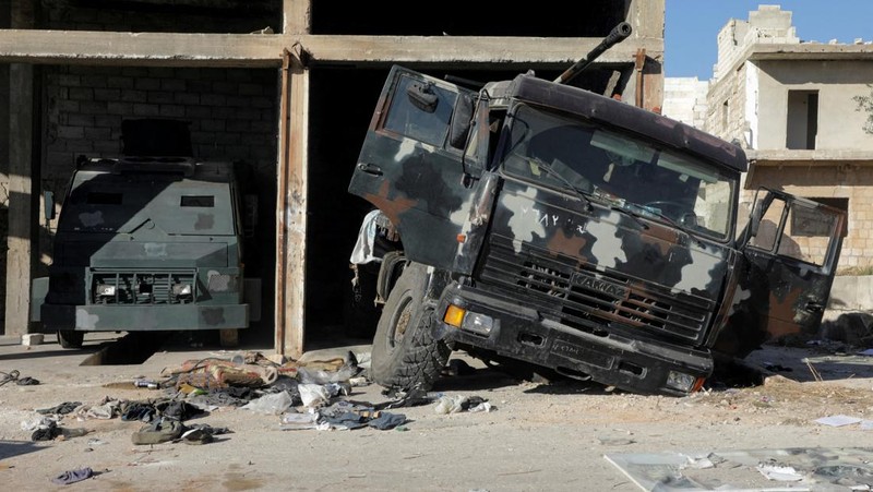 Pemberontak yang dipimpin kelompok militan Islam Hayat Tahrir al-Sham berkendara di sepanjang jalan di al-Rashideen, provinsi Aleppo, Suriah, 29 November 2024. (REUTERS/Mahmoud Hasano)