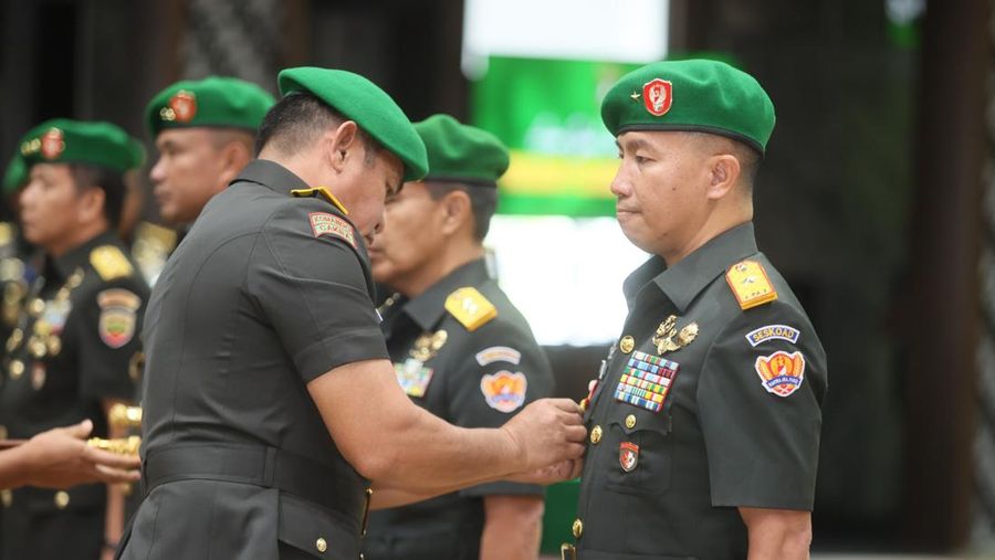 Kepala Staf Angkatan Darat Jenderal TNI Maruli Simanjuntak (kiri) dan Komandan Sekolah Staf dan Komando Angkatan Darat Brigjen TNI Edwin Adrian Sumantha (kanan) di Markas Besar Angkatan Darat (Mabesad), Jakarta Pusat, Senin (2/12/2024). (Dok. Dinas Penerangan Angkatan Darat)