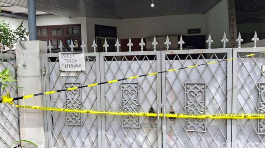 Lokasi nenek dan ayah dibunuh remaja di Jakarta Selatan kini dipasangi garis polisi. (Taufiq Syarifudin/detikcom)