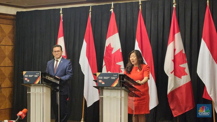 Menteri Perdagangan (Mendag) RI Budi Santoso beserta Menteri Promosi Ekspor, Perdagangan Internasional, dan Pembangunan Ekonomi Kanada Mary Ng dalam peluncuran Misi dagang Kanada di Indonesia, di Hotel Mulia Jalan Asia Afrika Senayan, Jakarta Pusat, Senin (2/12/2024). (CNBC Indonesia/Thea Fathanah Arbar)
