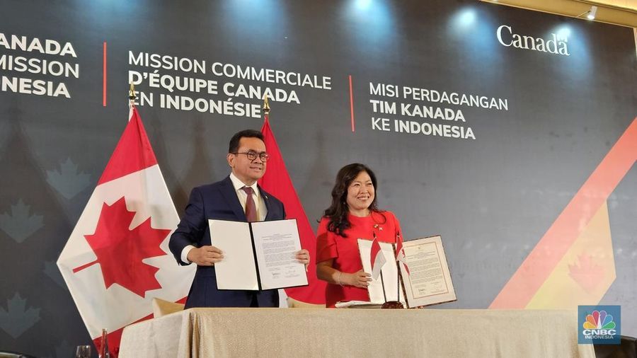 Menteri Perdagangan (Mendag) RI Budi Santoso beserta Menteri Promosi Ekspor, Perdagangan Internasional, dan Pembangunan Ekonomi Kanada Mary Ng dalam peluncuran Misi dagang Kanada di Indonesia, di Hotel Mulia Jalan Asia Afrika Senayan, Jakarta Pusat, Senin (2/12/2024). (CNBC Indonesia/Thea Fathanah Arbar)