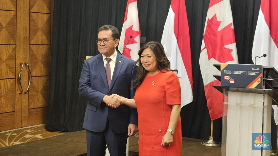 Menteri Perdagangan (Mendag) RI Budi Santoso beserta Menteri Promosi Ekspor, Perdagangan Internasional, dan Pembangunan Ekonomi Kanada Mary Ng dalam peluncuran Misi dagang Kanada di Indonesia, di Hotel Mulia Jalan Asia Afrika Senayan, Jakarta Pusat, Senin (2/12/2024). (CNBC Indonesia/Thea Fathanah Arbar)