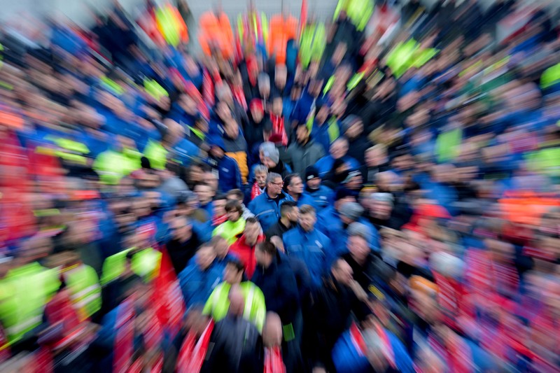 Para pekerja pabrikan mobil asal Jerman, Volkswagen melakukan membawa bendera saat mereka melakukan mogok kerja di Hanover, Jerman, Senin (2/12/2024). (REUTERS/Fabian Bimmer) Para pekerja pabrikan mobil asal Jerman, Volkswagen melakukan membawa bendera saat mereka melakukan mogok kerja di Hanover, Jerman, Senin (2/12/2024). (REUTERS/Fabian Bimmer)