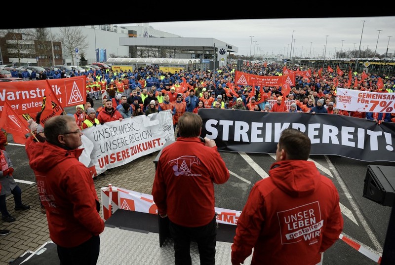 Para pekerja pabrikan mobil asal Jerman, Volkswagen melakukan membawa bendera saat mereka melakukan mogok kerja di Hanover, Jerman, Senin (2/12/2024). (REUTERS/Fabian Bimmer) Para pekerja pabrikan mobil asal Jerman, Volkswagen melakukan membawa bendera saat mereka melakukan mogok kerja di Hanover, Jerman, Senin (2/12/2024). (REUTERS/Fabian Bimmer)