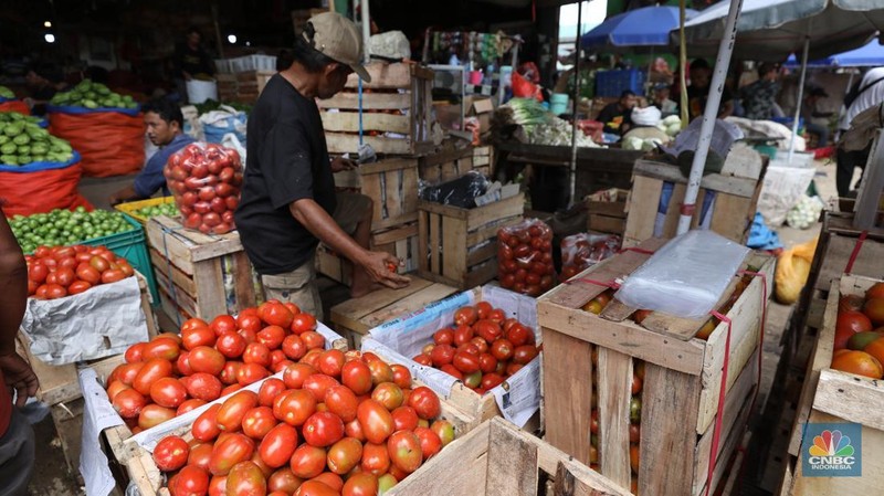 Pekerja menyortir bawang merah yang baru tiba dari Brebes, Jawa Tengah di Pasar Kramat Jati, Jakarta, Senin (2/12/2024). (CNBC Indonesia/Tri Susilo)