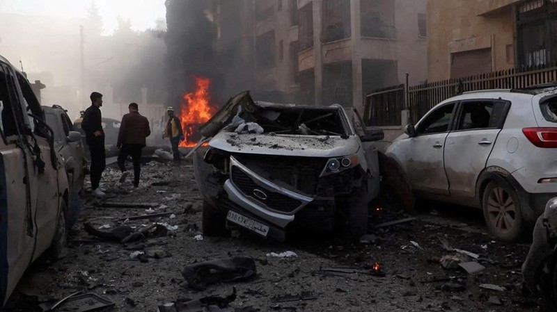 Pemberontak yang dipimpin kelompok militan Islam Hayat Tahrir al-Sham berkendara di sepanjang jalan di al-Rashideen, provinsi Aleppo, Suriah, 29 November 2024. (REUTERS/Mahmoud Hasano)