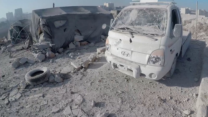 Pemberontak yang dipimpin kelompok militan Islam Hayat Tahrir al-Sham berkendara di sepanjang jalan di al-Rashideen, provinsi Aleppo, Suriah, 29 November 2024. Pemberontak yang dipimpin kelompok militan Islam Hayat Tahrir al-Sham berkendara di sepanjang jalan di al-Rashideen, provinsi Aleppo, Suriah, 29 November 2024. (REUTERS/Mahmoud Hasano)