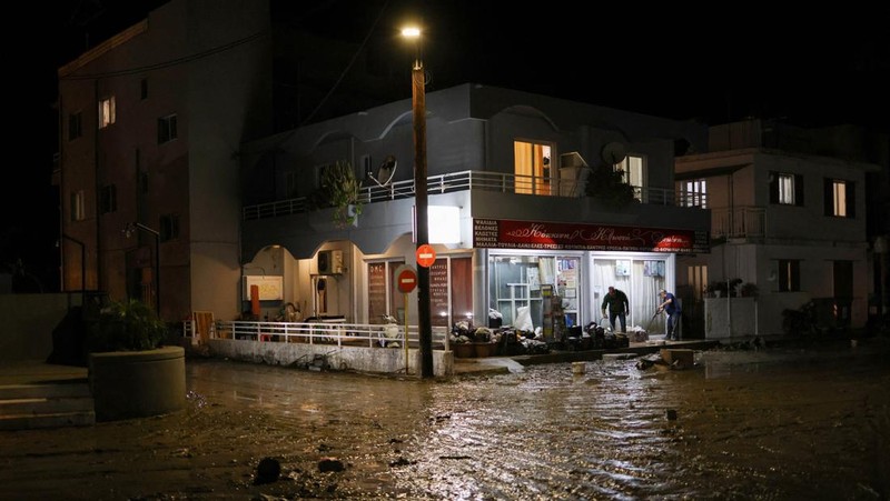 Penduduk setempat mencoba menyelamatkan barang-barang mereka di resor wisata populer Yunani, saat Badai Bora menghantam negara itu untuk hari kedua yang menyebabkan banjir di Ialyssos, Pulau Rhodes, Yunani, 1 Desember 2024. (REUTERS/Stelios Misinas)