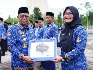 Pj Gubri Rahman Hadi Serahkan Penghargaan ke 20 ASN Berprestasi