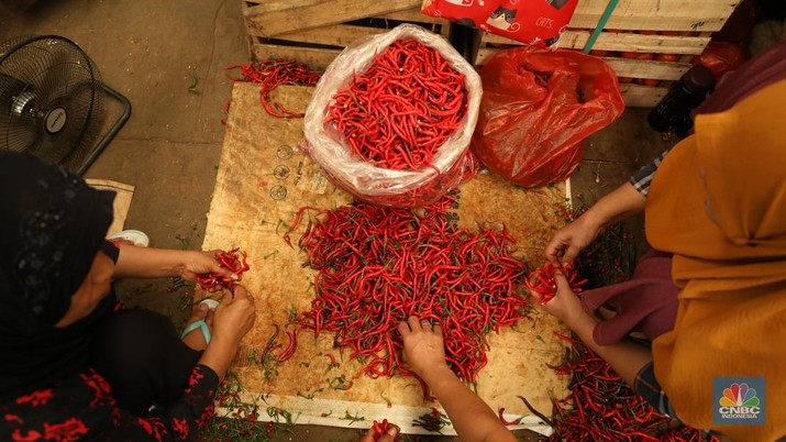 Penjualan cabai merah kriting di Pasar Kramat Jati, Jakarta, Senin (2/12/2024). (CNBC Indonesia/Tri Susilo)