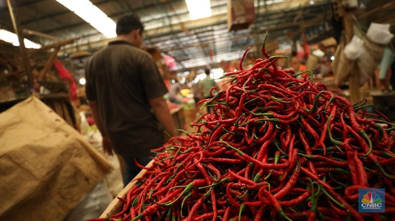 Penjualan cabai merah kriting di Pasar Kramat Jati, Jakarta, Senin (2/12/2024). (CNBC Indonesia/Tri Susilo)