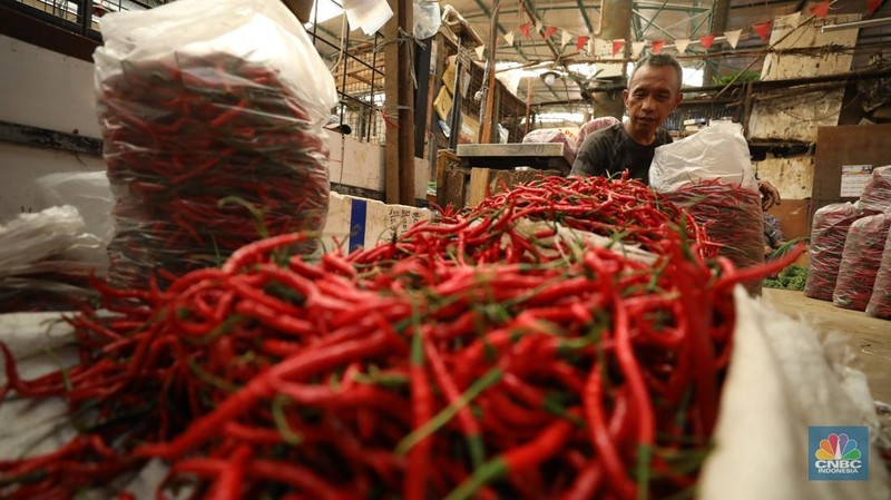 Penjualan cabai merah kriting di Pasar Kramat Jati, Jakarta, Senin (2/12/2024). (CNBC Indonesia/Tri Susilo)