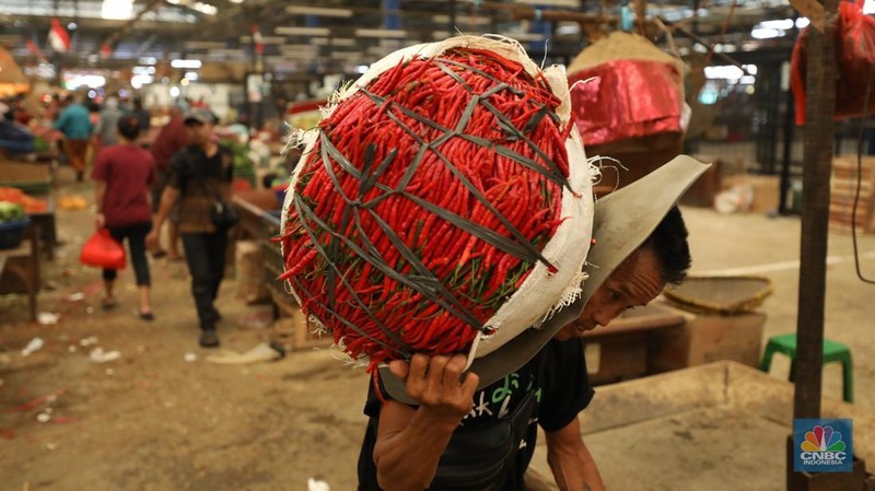 Penjualan cabai merah kriting di Pasar Kramat Jati, Jakarta, Senin (2/12/2024). (CNBC Indonesia/Tri Susilo)