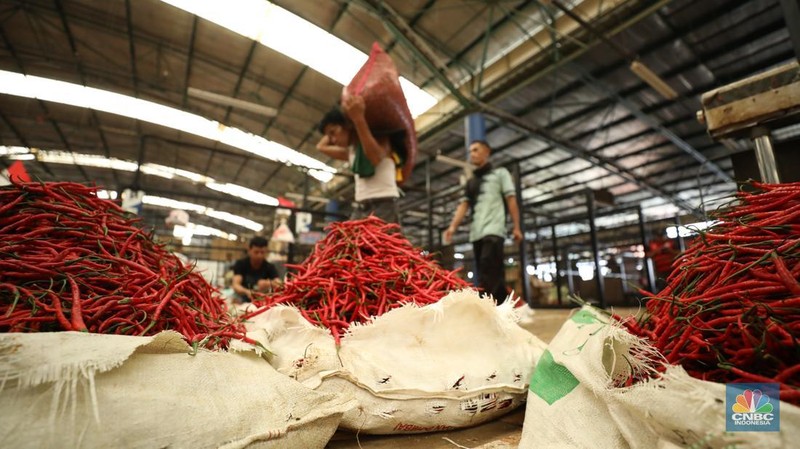 Penjualan cabai merah kriting di Pasar Kramat Jati, Jakarta, Senin (2/12/2024). (CNBC Indonesia/Tri Susilo)