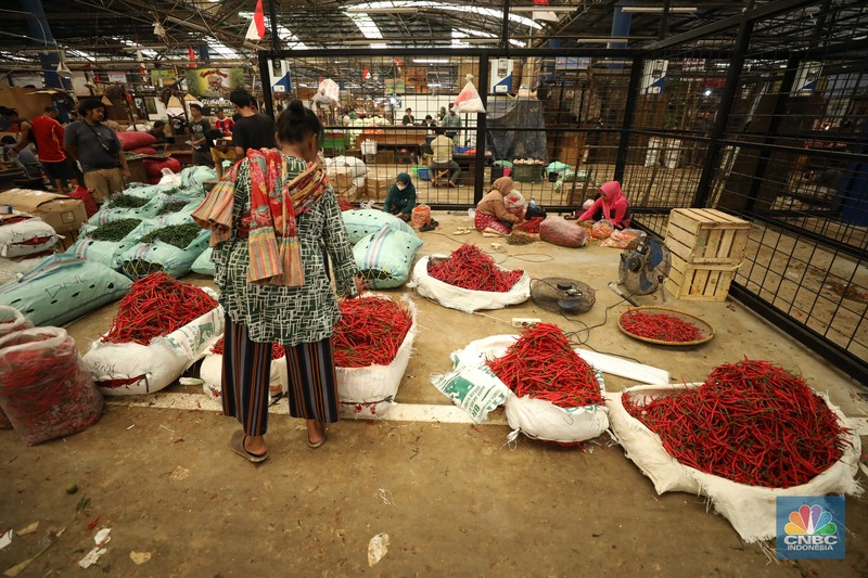 Penjualan cabai merah kriting di Pasar Kramat Jati, Jakarta, Senin (2/12/2024). (CNBC Indonesia/Tri Susilo)