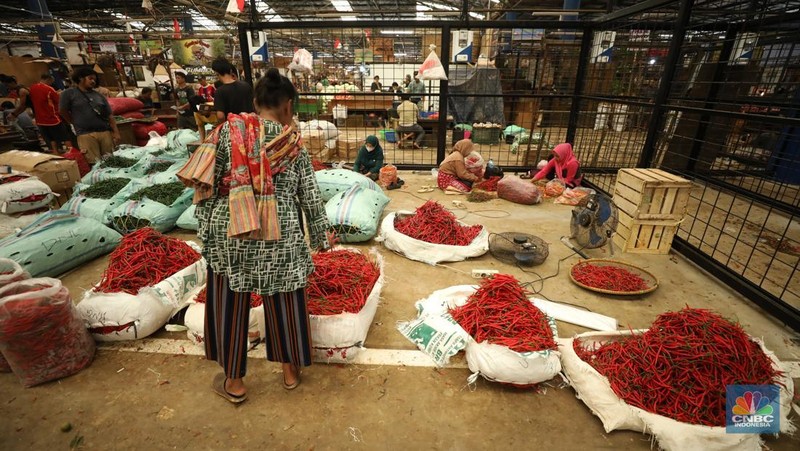 Penjualan cabai merah kriting di Pasar Kramat Jati, Jakarta, Senin (2/12/2024). (CNBC Indonesia/Tri Susilo)