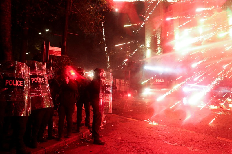 Para demonstran bereaksi saat petugas penegak hukum menggunakan meriam air selama protes terhadap keputusan pemerintah baru untuk menangguhkan pembicaraan aksesi Uni Eropa dan menolak hibah anggaran hingga 2028, di Tbilisi, Georgia, 1 Desember 2024. Para demonstran bereaksi saat petugas penegak hukum menggunakan meriam air selama protes terhadap keputusan pemerintah baru untuk menangguhkan pembicaraan aksesi Uni Eropa dan menolak hibah anggaran hingga 2028, di Tbilisi, Georgia, 1 Desember 2024. (REUTERS/Irakli Gedenidze)