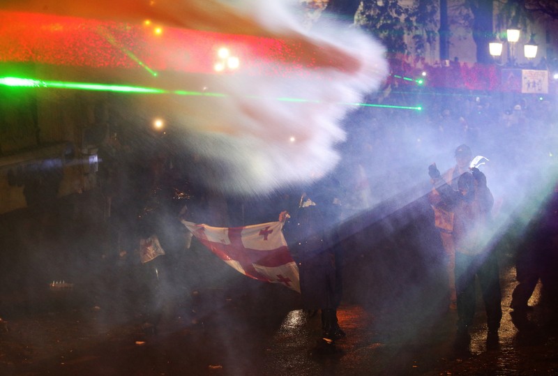 Para demonstran bereaksi saat petugas penegak hukum menggunakan meriam air selama protes terhadap keputusan pemerintah baru untuk menangguhkan pembicaraan aksesi Uni Eropa dan menolak hibah anggaran hingga 2028, di Tbilisi, Georgia, 1 Desember 2024. Para demonstran bereaksi saat petugas penegak hukum menggunakan meriam air selama protes terhadap keputusan pemerintah baru untuk menangguhkan pembicaraan aksesi Uni Eropa dan menolak hibah anggaran hingga 2028, di Tbilisi, Georgia, 1 Desember 2024. (REUTERS/Irakli Gedenidze)
