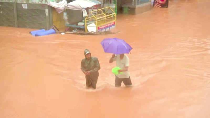 Siklon Fengal menghantam India selatan pada Minggu (1/12/2024) dengan hujan lebat dan angin kencang, membanjiri jalan-jalan dan mengganggu aktivitas warga setelah mendarat pada Sabtu (30/11) malam. (Tangkapan Layar Video Reuters/ANI)