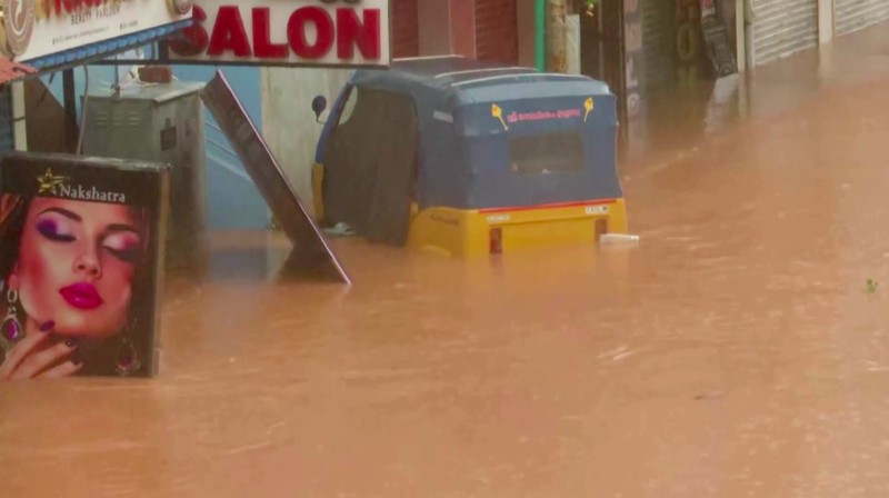 Siklon Fengal menghantam India selatan pada Minggu (1/12/2024) dengan hujan lebat dan angin kencang, membanjiri jalan-jalan dan mengganggu aktivitas warga setelah mendarat pada Sabtu (30/11) malam. Siklon Fengal menghantam India selatan pada Minggu (1/12/2024) dengan hujan lebat dan angin kencang, membanjiri jalan-jalan dan mengganggu aktivitas warga setelah mendarat pada Sabtu (30/11) malam. (Tangkapan Layar Video Reuters/ANI)