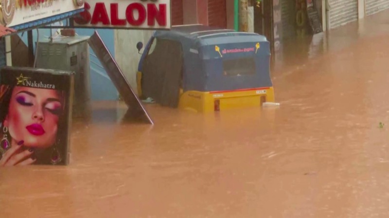 Siklon Fengal menghantam India selatan pada Minggu (1/12/2024) dengan hujan lebat dan angin kencang, membanjiri jalan-jalan dan mengganggu aktivitas warga setelah mendarat pada Sabtu (30/11) malam. (Tangkapan Layar Video Reuters/ANI)