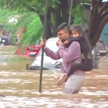Penampakan Kota-Kota India Lumpuh, Jalan-Jalan Berubah Jadi Sungai