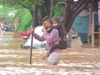 Penampakan Kota-Kota India Lumpuh, Jalan-Jalan Berubah Jadi Sungai