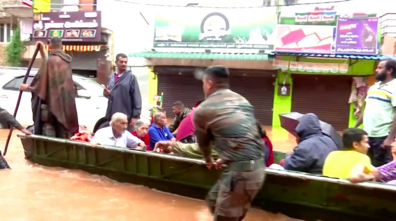 Siklon Fengal menghantam India selatan pada Minggu (1/12/2024) dengan hujan lebat dan angin kencang, membanjiri jalan-jalan dan mengganggu aktivitas warga setelah mendarat pada Sabtu (30/11) malam. Siklon Fengal menghantam India selatan pada Minggu (1/12/2024) dengan hujan lebat dan angin kencang, membanjiri jalan-jalan dan mengganggu aktivitas warga setelah mendarat pada Sabtu (30/11) malam. (Tangkapan Layar Video Reuters/ANI)