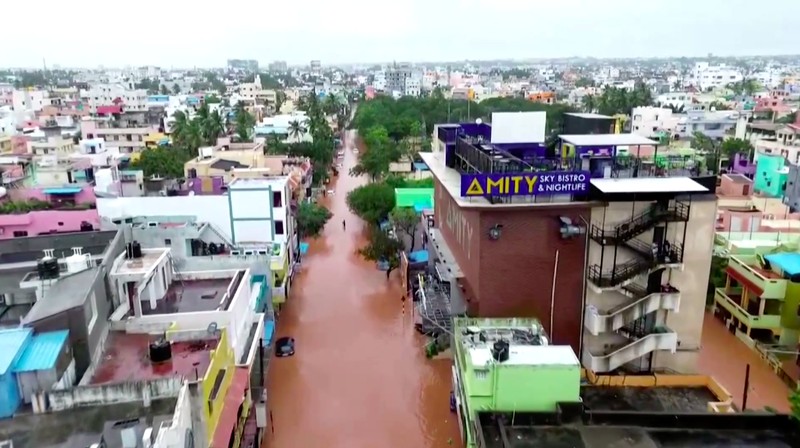 Siklon Fengal menghantam India selatan pada Minggu (1/12/2024) dengan hujan lebat dan angin kencang, membanjiri jalan-jalan dan mengganggu aktivitas warga setelah mendarat pada Sabtu (30/11) malam. Siklon Fengal menghantam India selatan pada Minggu (1/12/2024) dengan hujan lebat dan angin kencang, membanjiri jalan-jalan dan mengganggu aktivitas warga setelah mendarat pada Sabtu (30/11) malam. (Tangkapan Layar Video Reuters/ANI)